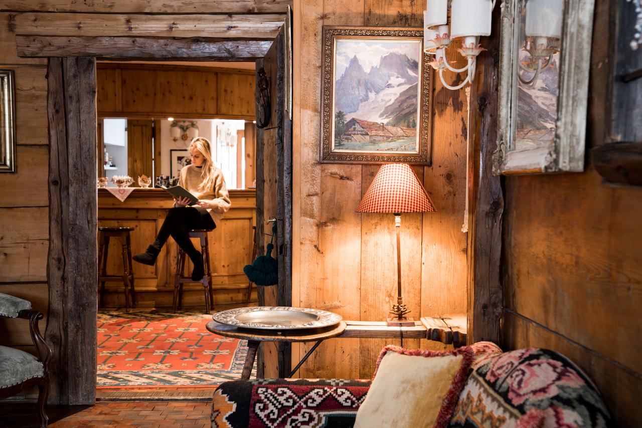 The bar and seating area at L'Auberge de la Maison in Courmayeur. Aiguille du Midi vs Punta Helbronner – which one you should do? Book your stay at L'Auberge de la Maison here.