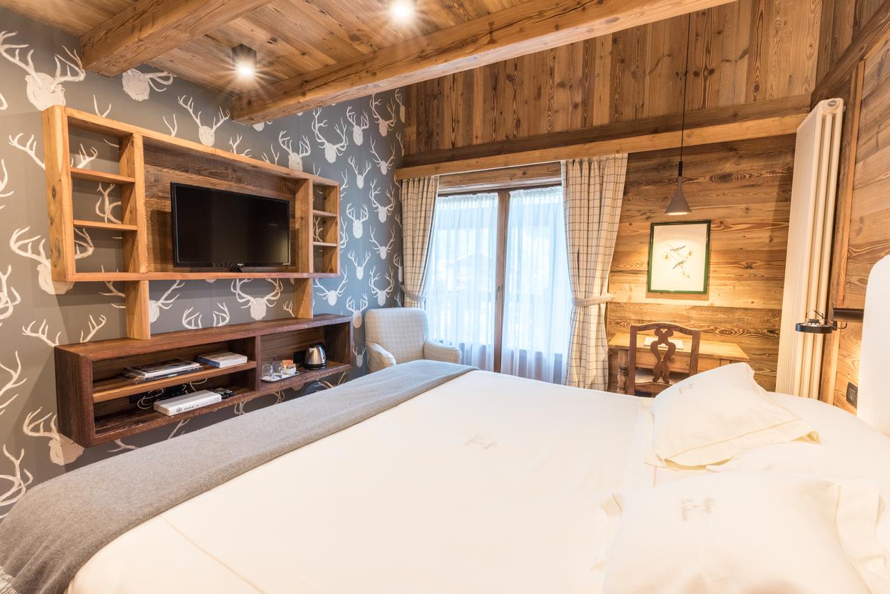 A double room at L'Auberge de la Maison. There are lots of different types of rooms at L'Auberge de la Maison- to see them all, check our Where to Stay section of the Must-Read Guide to Courmayeur. Aiguille du Midi vs Punta Helbronner – which one you should do? Book your stay at L'Auberge de la Maison here.