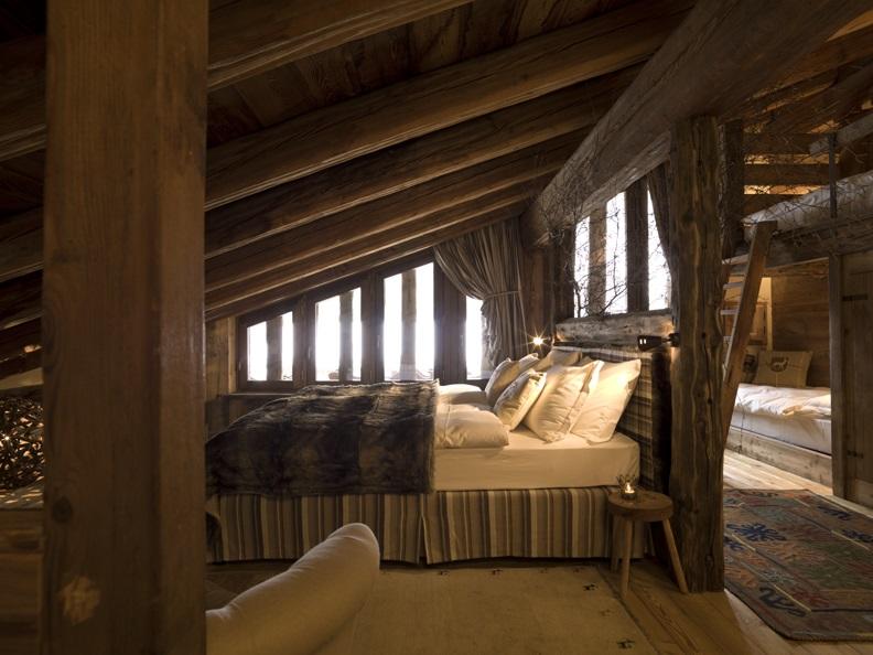 A room in an apartment at the Au Coeur des Neiges, in Courmayeur. Aiguille du Midi vs Punta Helbronner – which one you should do?