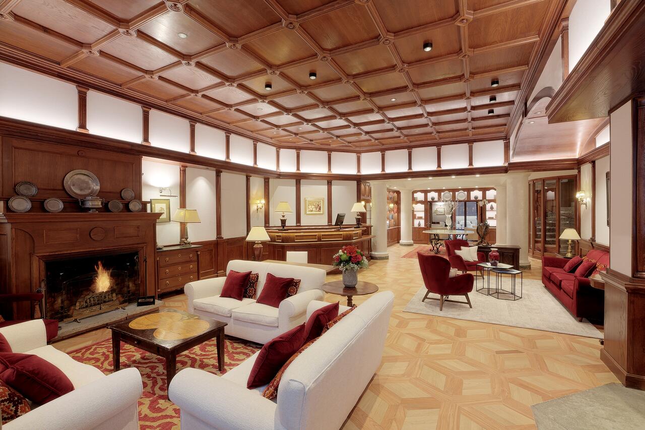 A sitting area at the Grand Hôtel des Alpes in the middle of Chamonix. Book your stay at the Grand Hôtel des Alpes here. Aiguille du Midi vs Punta Helbronner – which one you should do?