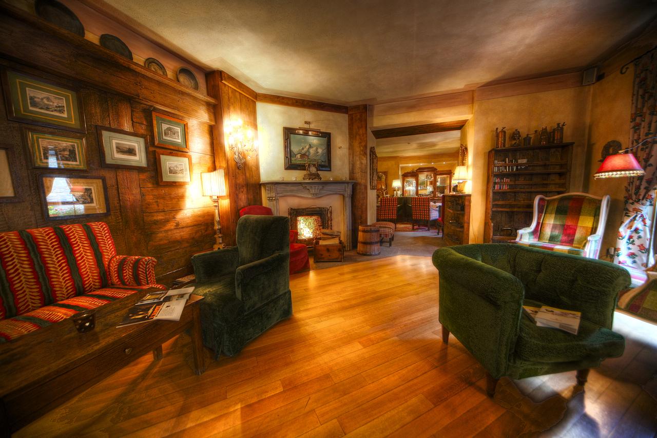 Living of Villa Novecento. Aiguille du Midi vs Punta Helbronner – which one you should do? Book your stay at Villa Novecento here.