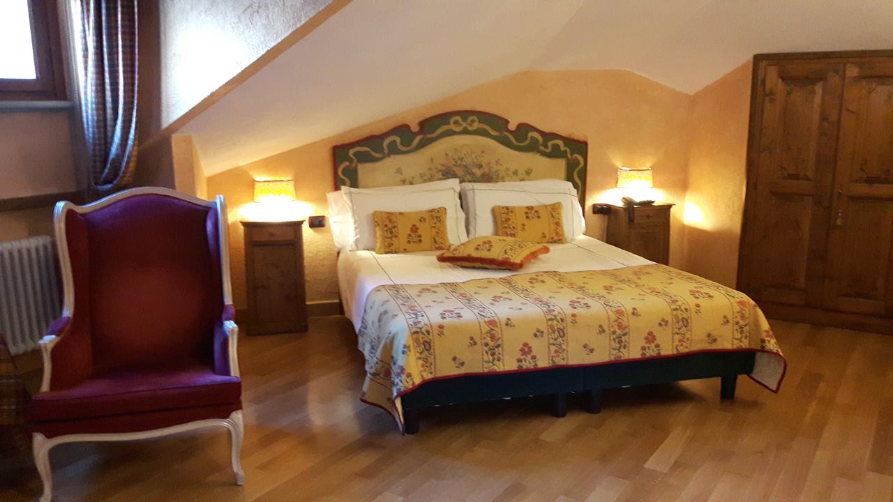 A double room at Villa Novecento. Aiguille du Midi vs Punta Helbronner – which one you should do? Book your stay at Villa Novecento here. 