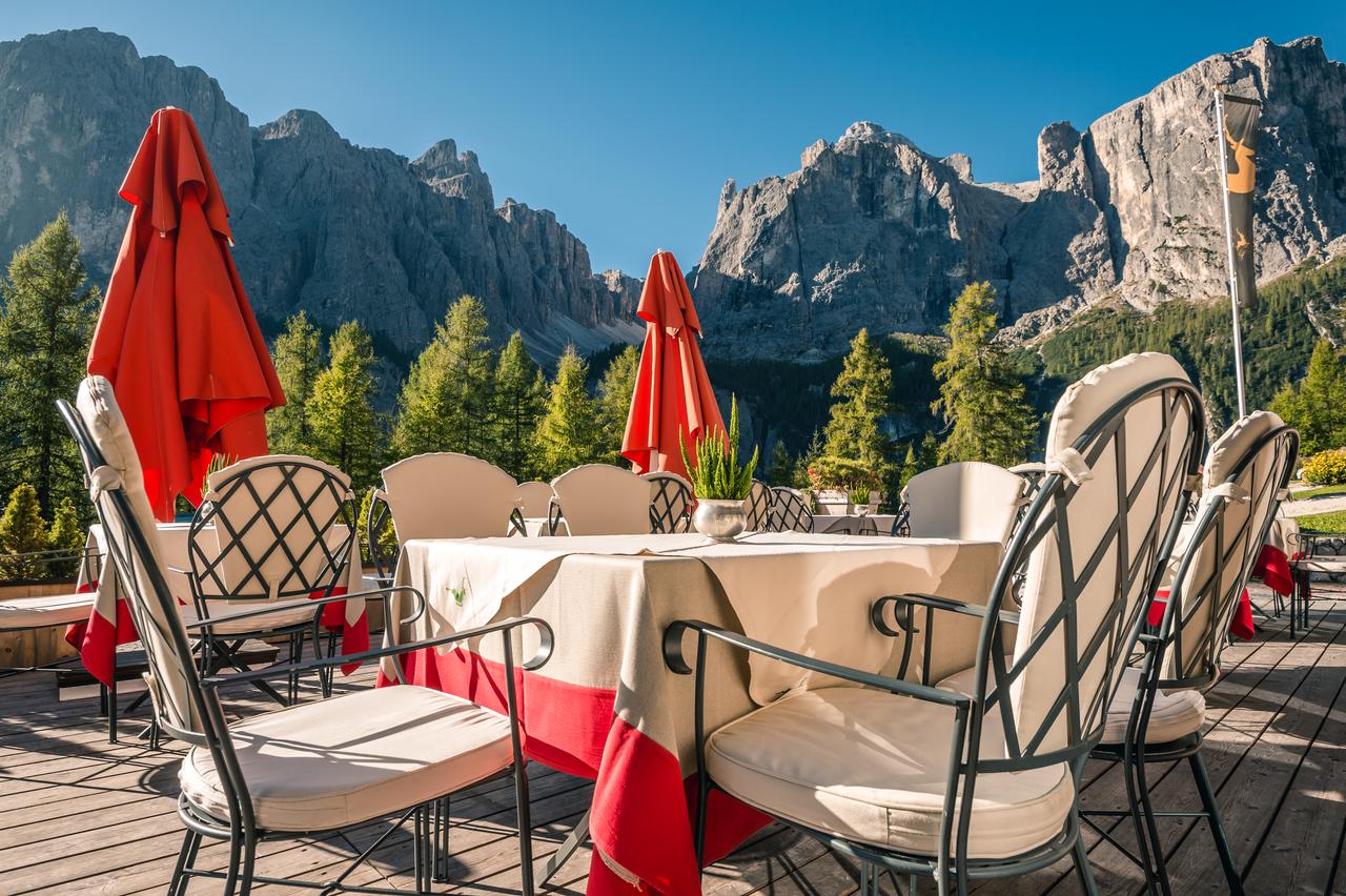 Eating al fresco at the Hotel Kolfuschgerhof. Book your stay at the Kolfuschgerhof here. Planning your summer in the mountains of Alta Badia. 