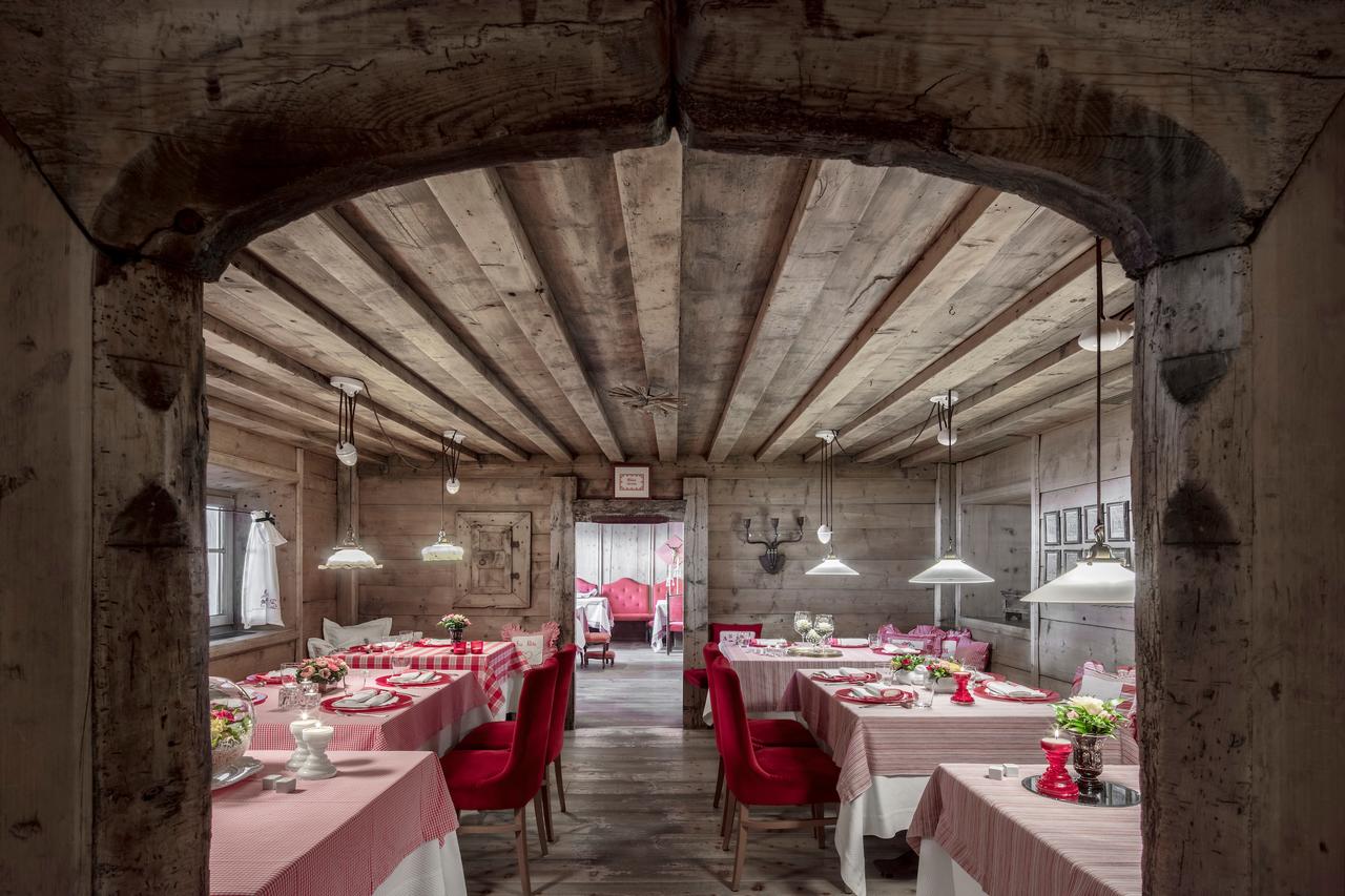 One of the dining stubes at the hotel La Perla in Corvara. The stubes are these panelled rooms with little or no presence of windows. In the older times, this was done to keep some warmth within the homes and lodges of Sudtirol in those cold winters. Book your stay at the Hotel La Perla in Corvara here. Planning your summer in the mountains of Alta Badia. 