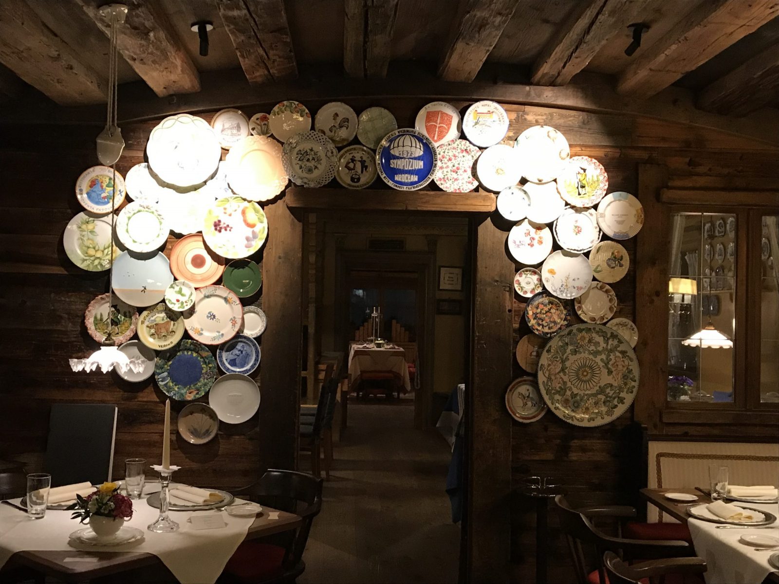 Plates collections exhibited in one of the stübes of the hotel La Perla. Book your stay at the Hotel La Perla here. Planning your summer in the mountains of Alta Badia. 