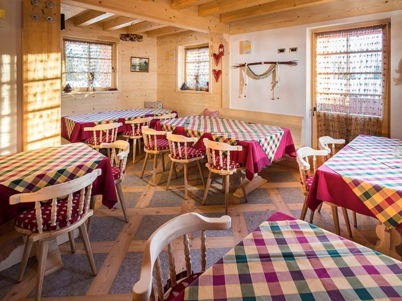 The restaurant at the Locanda del Cantoniere in Cortina d'Ampezzo. Book your stay at La Locanda del Cantoniere here. Cortina d’Ampezzo is ready for a new summer season.