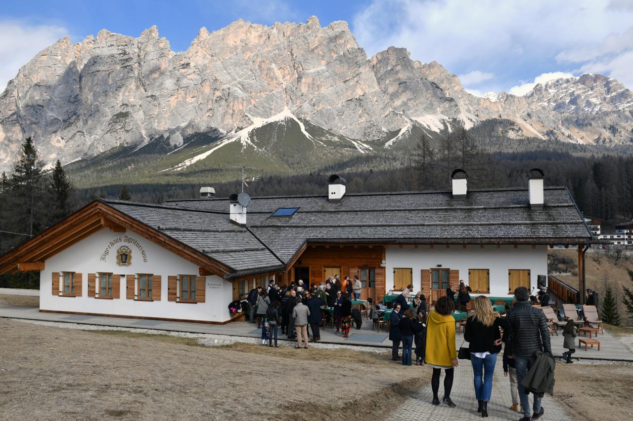 The exterior of the Jägerhaus Agriturismo. Book your stay at the Jägerhaus Agriturismo here. Cortina d’Ampezzo is ready for a new summer season.