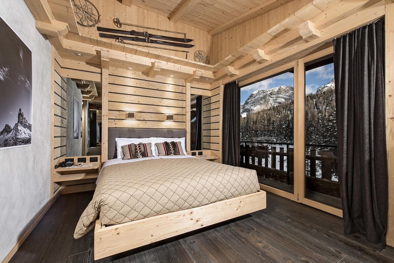 Room at the Albergo Chalet Lago Antorno. Book your stay at the Albergo Chalet Lago Antorno here. Cortina Dolomiti Ultra Trekking.
