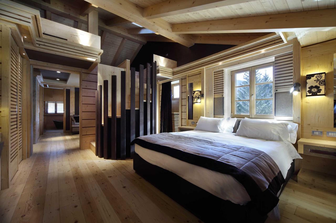 Room at the Rosapetra Resort Spa. Cortina Dolomiti Ultra Trekking.