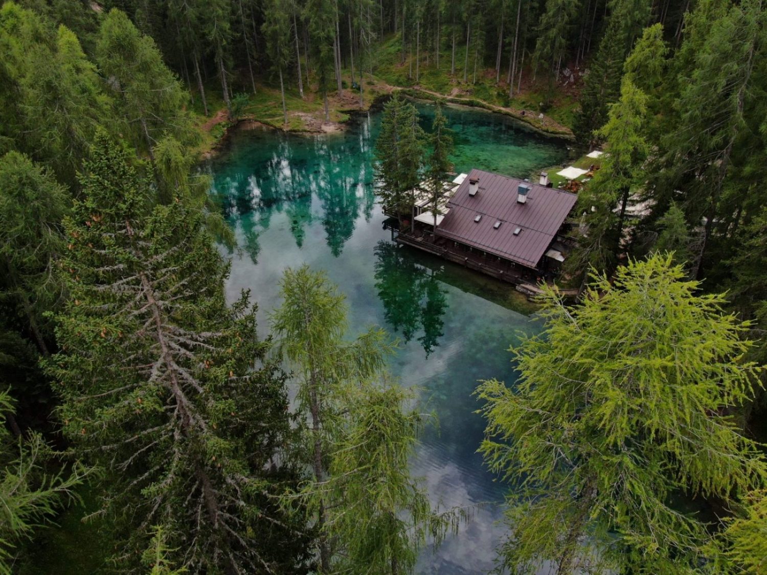 Lago Ghedina. Credits: PIetro Albarelli. Cortina Marketing. Cortina Dolomiti Ultra Trekking.