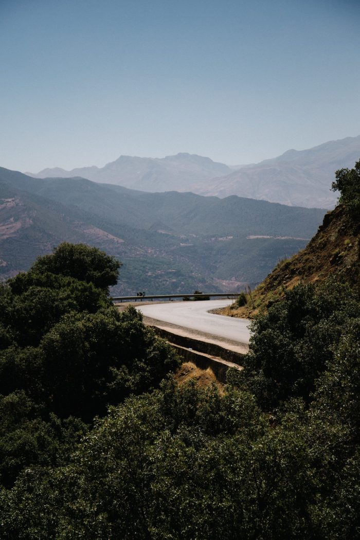 Road trip to the mountains. Atlas Mountains. Photo: Dil. Unsplash. How to have a no-contact drive to your summer holiday.