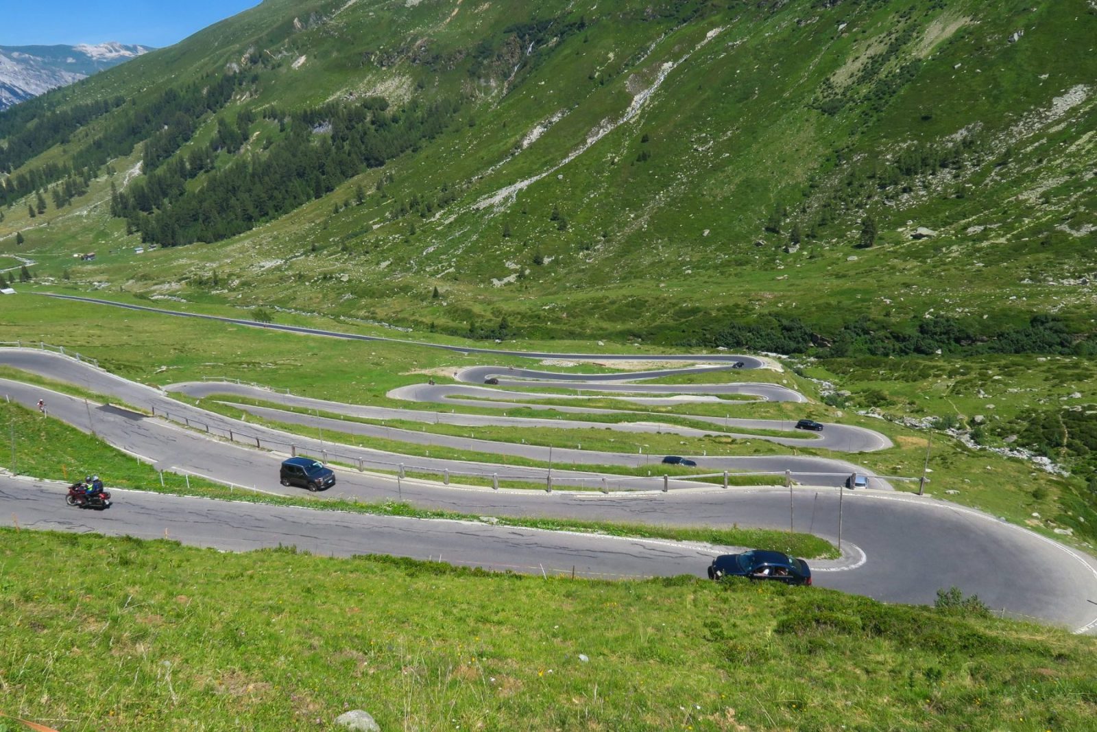 Splugenpass in Switzerland. Driving to the Mountains. How to have a no-contact drive to your summer holiday. Photo: Daniele Levis Pelusi. Unsplash.