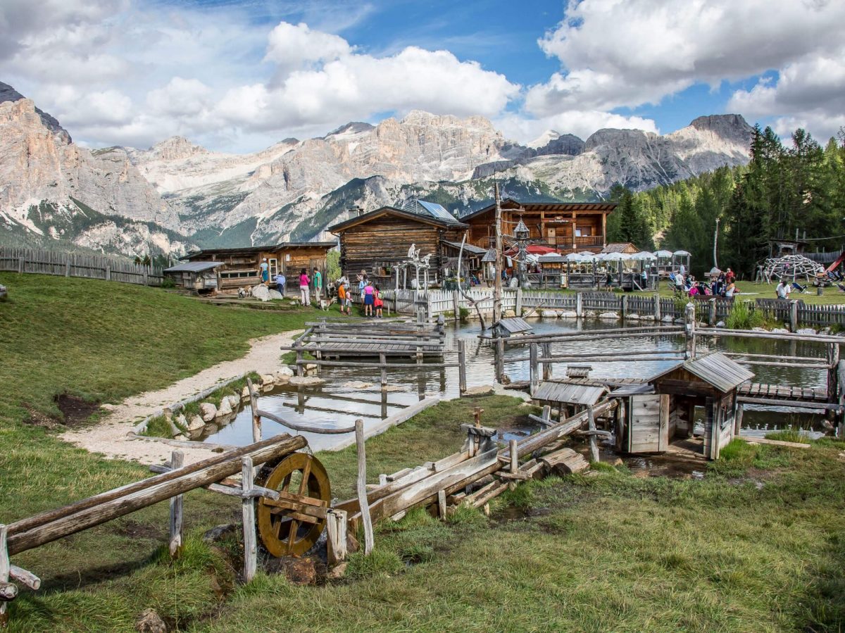 Ütia Saraghes in San Cassiano. Planning your summer in the mountains of Alta Badia.