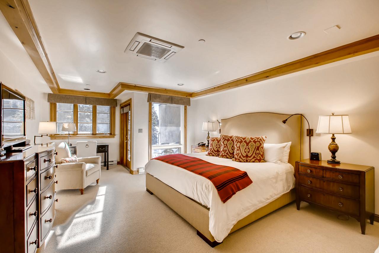A room at the Vail Mountain Lodge. The Must-Read Guide to Vail. Book your stay at the Vail Mountain Lodge here.