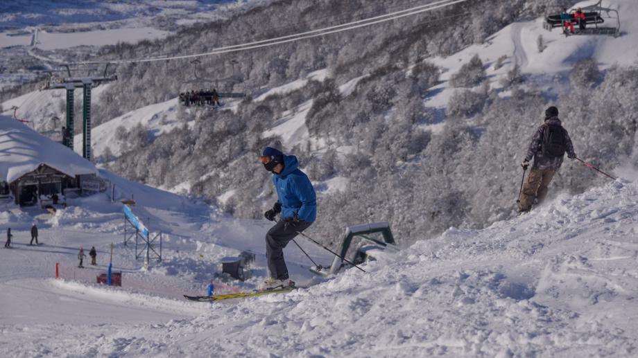 Cerro Catedral has opened. Photo: Diario Barilochense. Cerro Catedral has opened: skiing for locals with masks and record snow levels.