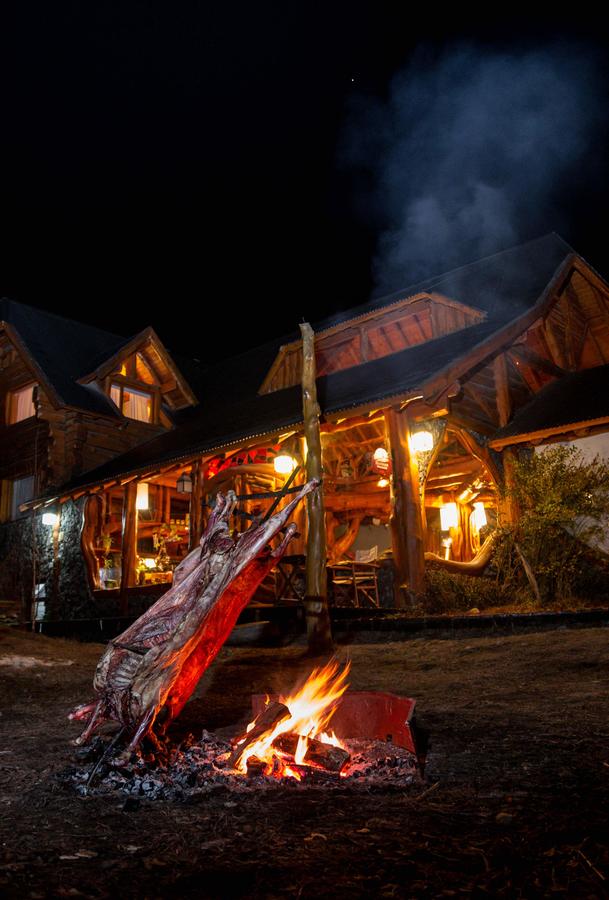 An "asador" with a 'espaldar' of a cow for a nice BBQ (if you are not vegeterian or vegan, (after all, you are in Argentina) at the Hostería Sudbruck. Cerro Catedral has opened: skiing for locals with masks and record snow levels. Book your stay at the Hostería Sudbruck here.