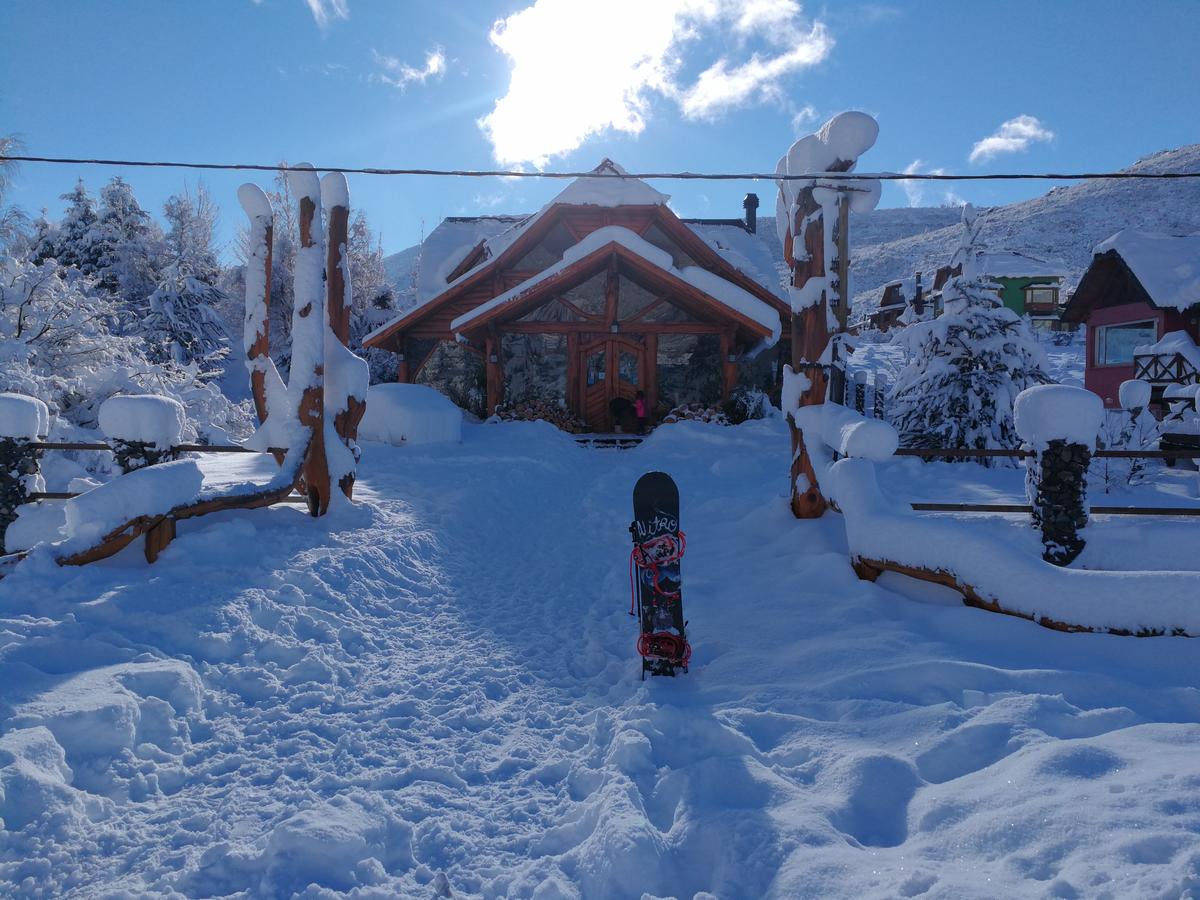 Exterior of the Hostería Sudbruck with snow. Cerro Catedral has opened: skiing for locals with masks and record snow levels. Book your stay at the Hostería Sudbruck here. 