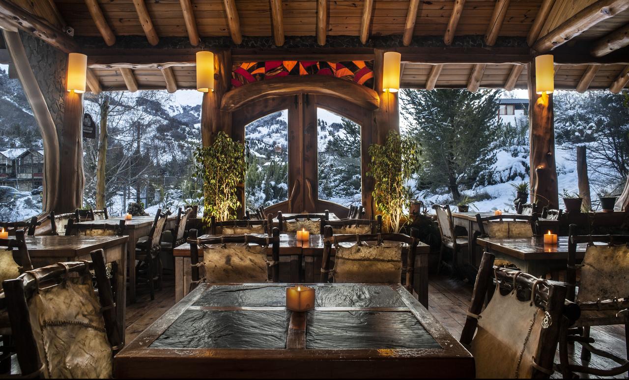Restaurant at the Hostería Sudbruck. It serves regional dishes. Cerro Catedral has opened: skiing for locals with masks and record snow levels. Book your stay at the Hostería Sudbruck here. 