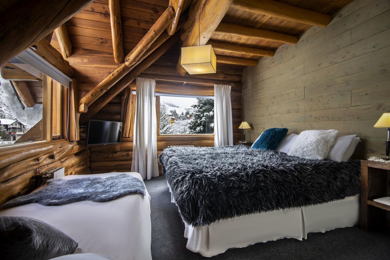 Triple room (double bed + single bed)at the Hostería Sudbruck, at the base of Cerro Catedral. Cerro Catedral has opened: skiing for locals with masks and record snow levels. Book your stay at the Hostería Sudbruck here. 