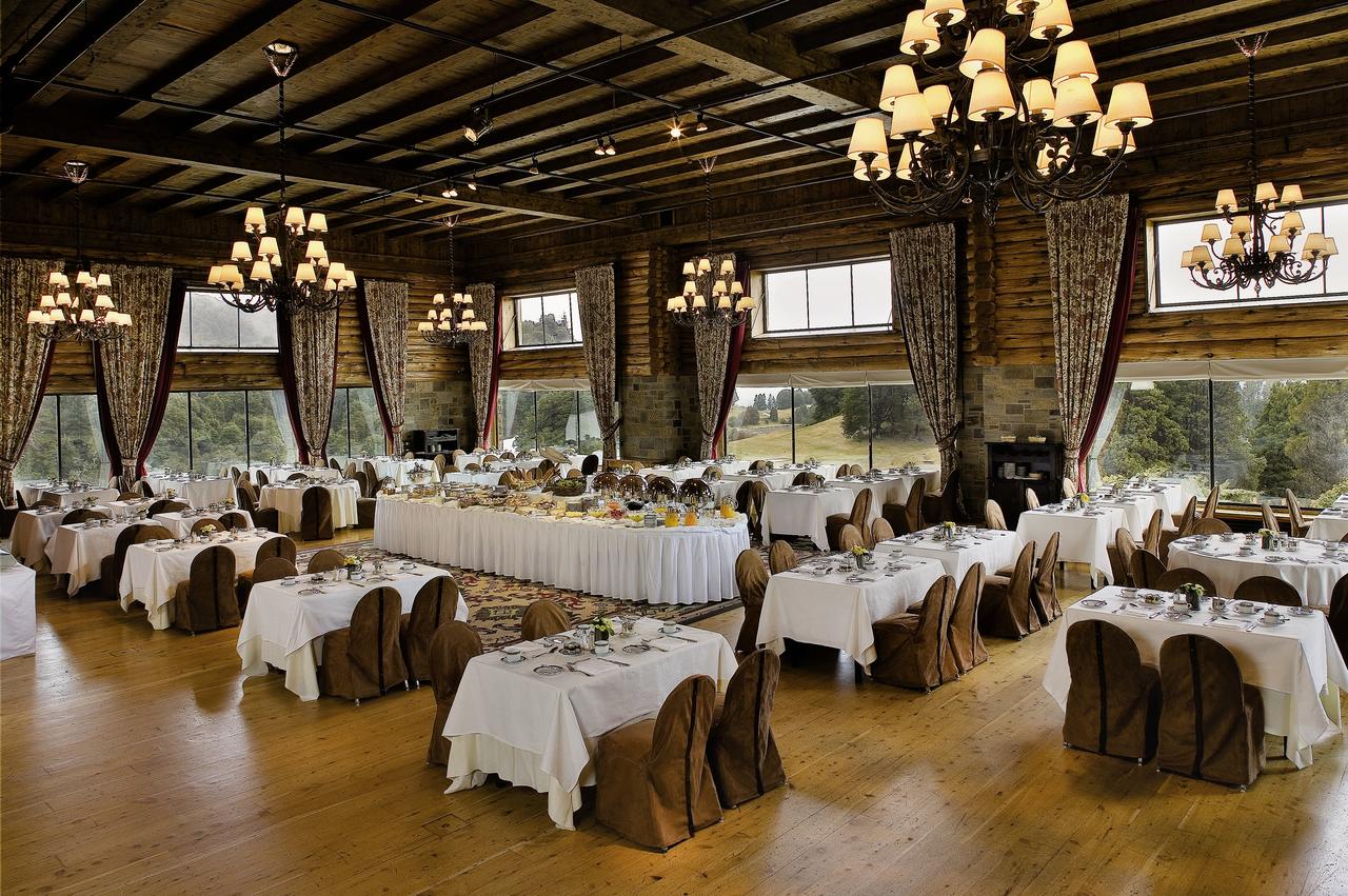 Ballroom at the Hotel Llao Llao, someone also used as restaurant. Cerro Catedral has opened: skiing for locals with masks and record snow levels. Book your stay at the Hotel Llao Llao here.