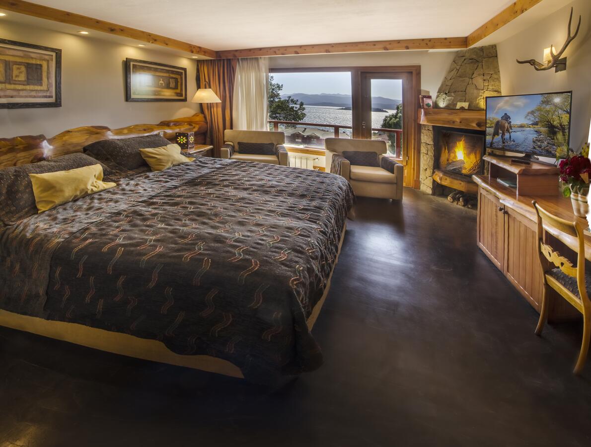 Double room at the Hotel Nido del Cóndor. Cerro Catedral has opened: skiing for locals with masks and record snow levels. Book your stay at the Hotel Nido del Cóndor here.