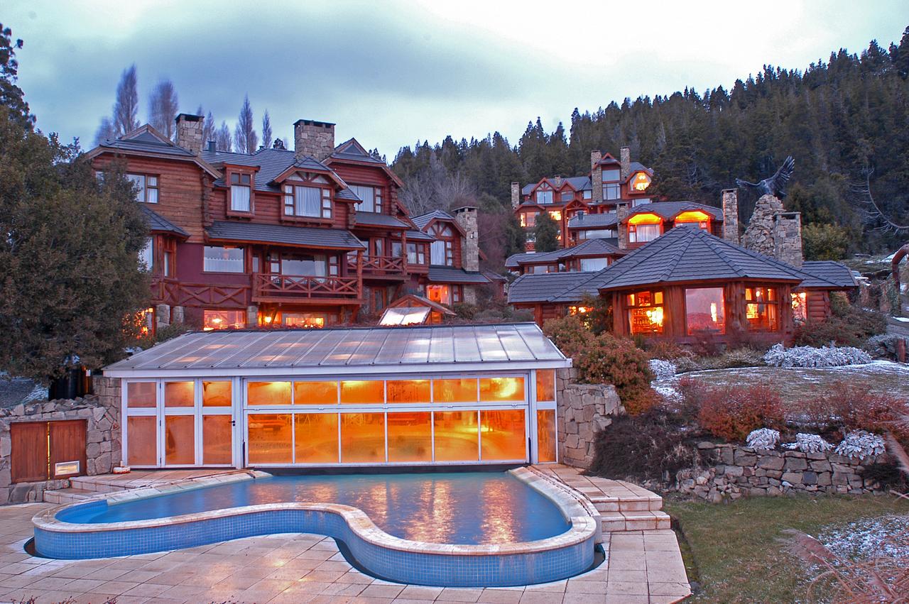 Exterior of the Hotel Nido del Cóndor. Cerro Catedral has opened: skiing for locals with masks and record snow levels. Book your stay at the Hotel Nido del Cóndor here. 