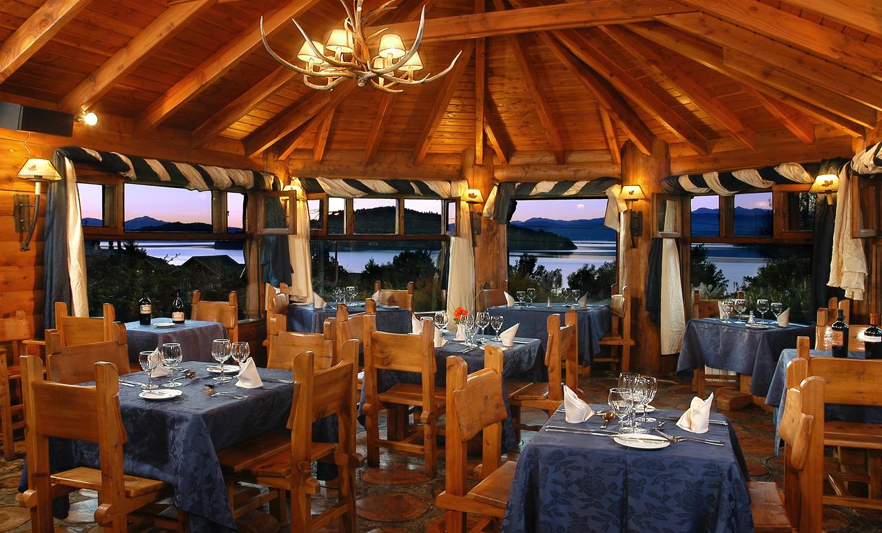 Restaurant at the Hotel Nido del Cóndor. Cerro Catedral has opened: skiing for locals with masks and record snow levels. Book your stay at the Hotel Nido del Cóndor here.