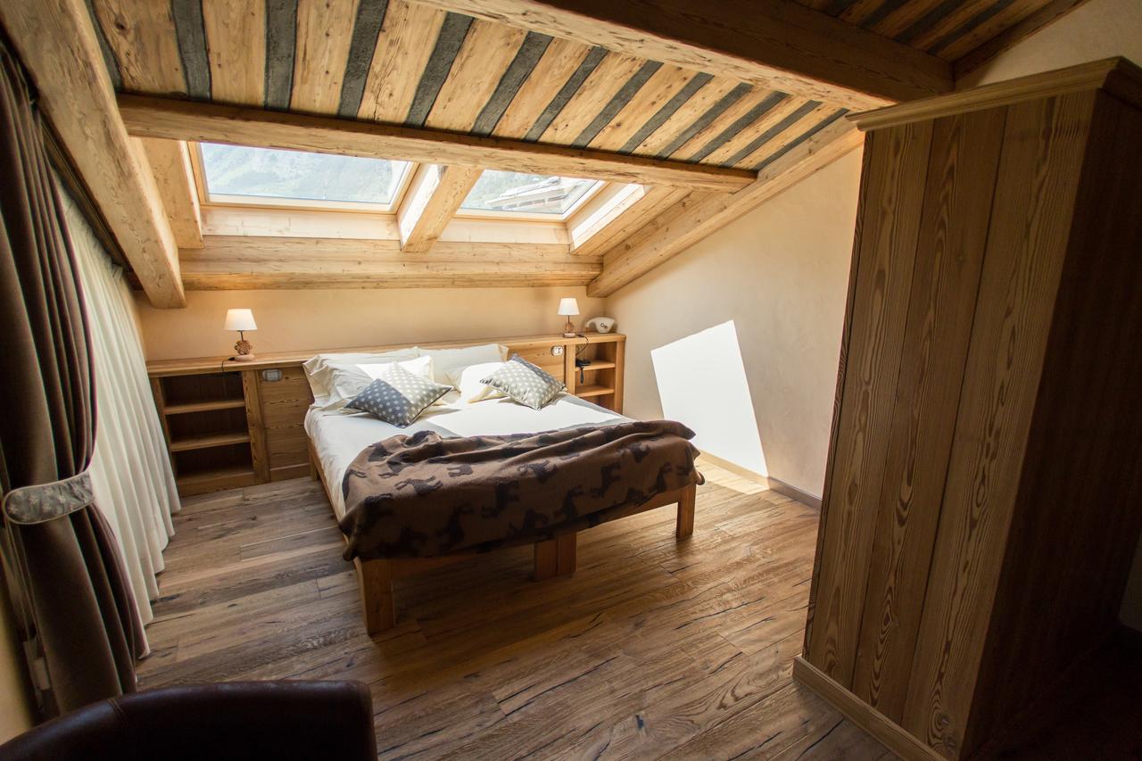 Attic room at Les Montagnards. Book your stay at Les Montagnards here. Family trek to Lago d' Arpy, Morgex, AO.