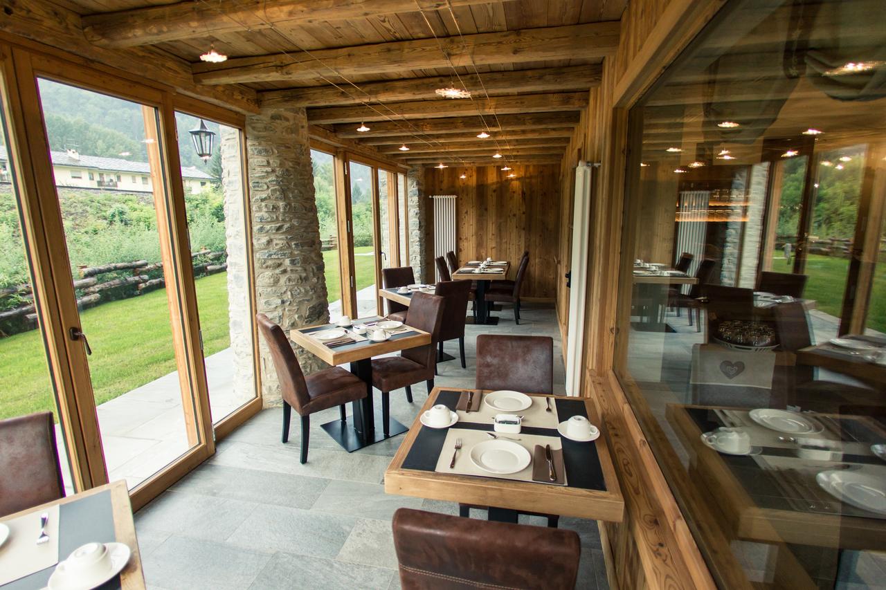 The breakfast room with a view at Les Montagnards, all is decorated in wood and stone. Book your stay at Les Montagnards here. Family trek to Lago d' Arpy, Morgex, AO.