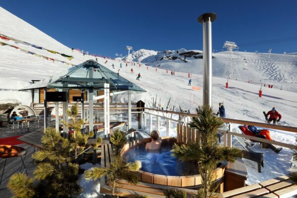 The jacuzzi in the terrace of the Pashmina. Book your stay at the Hôtel Pashmina Le Refuge here. How Val Thorens is ready for the 2020-21 ski season.