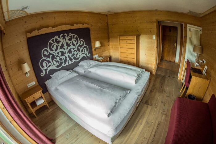 A room at the Hotel Ciasa Salares, all with wooden panelling. Book your stay at the Ciasa Salares here. Alta Badia will host a Giant Slalom and a Slalom. This will be the 35th edition of the Ski World Cup in Alta Badia. 