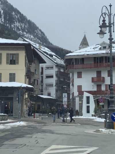 Courmayeur was empty as we've passed en route to Morgex. Our Winter Gate-away to the Mountains - no skiing included.