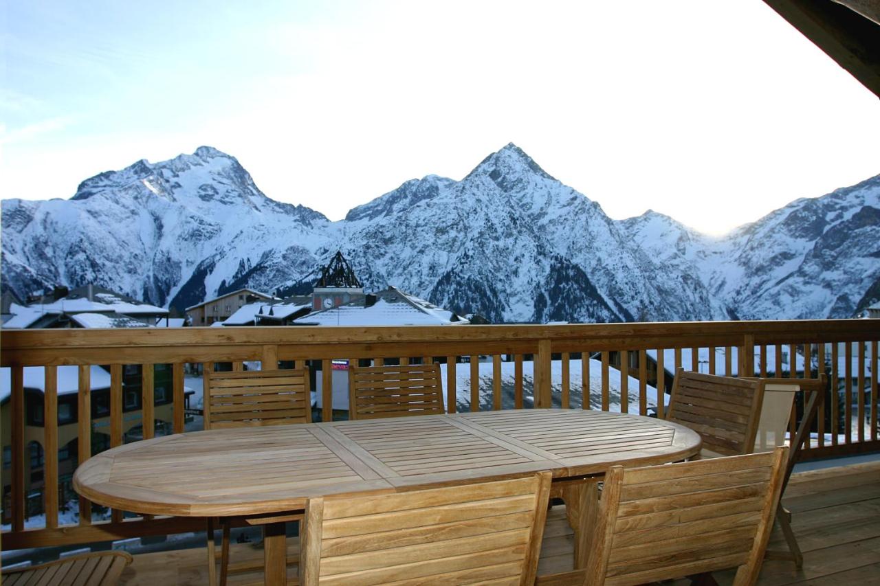 Balcony with a view at the Residence Cortina Vacanceole in Les Deux Alpes. Book your stay at the Residence Cortina here. The Must-Read Guide to the Rhône Alpes. 