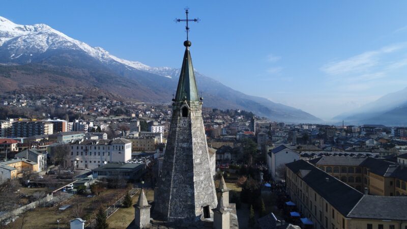 Aosta Valley seen from downtown Aosta praetoria. Photo: Piero Mobile. Unsplash. Will the Green Pass be the new normal on the South Tyrolian and Aosta Valley lifts this coming season?