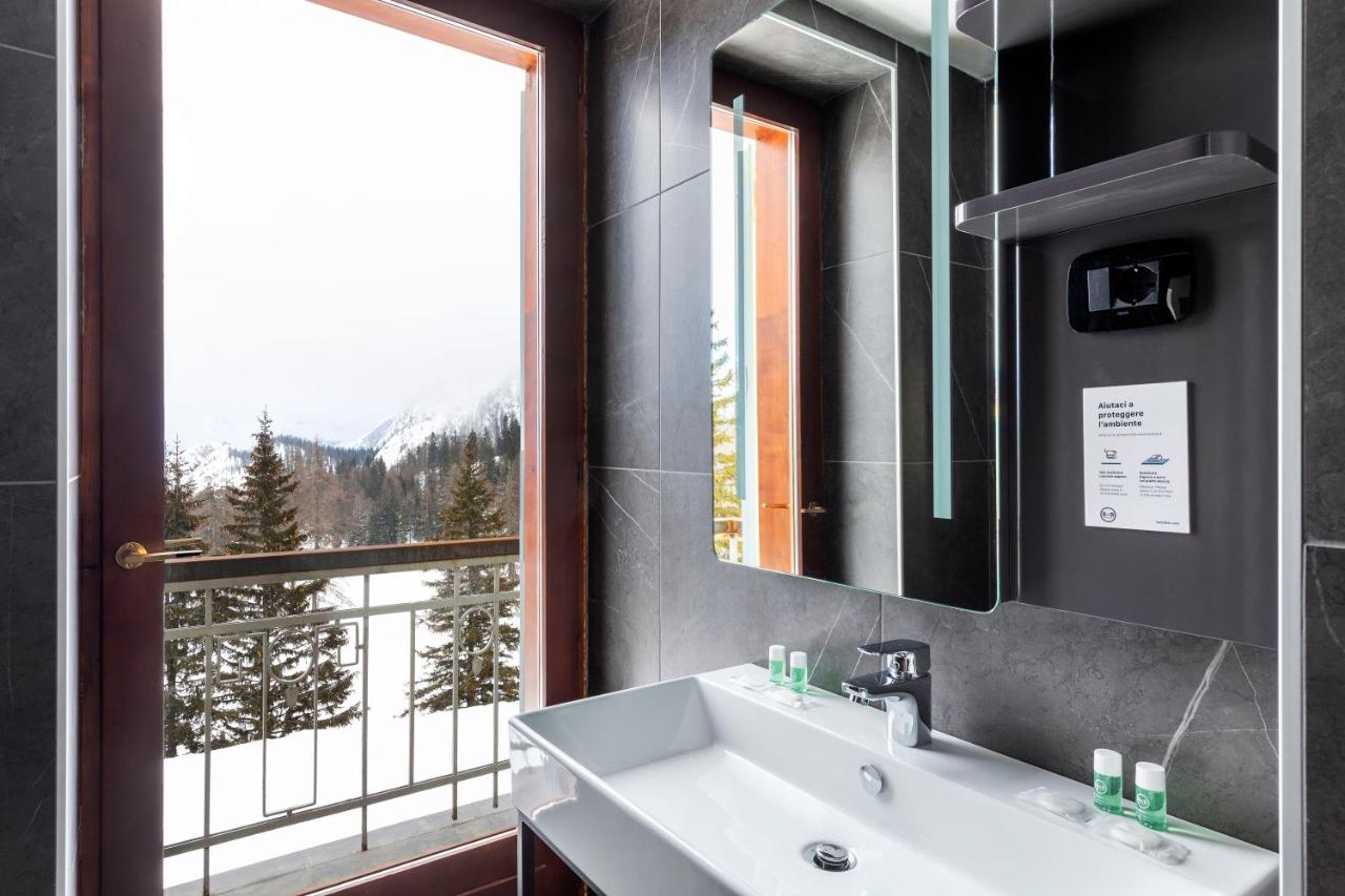 Bathroom at the B&B Hotel Paso Tre Croci. Book your room at the Passo Tre Croci here. News of Cortina d’Ampezzo for the 2021-22 ski season.