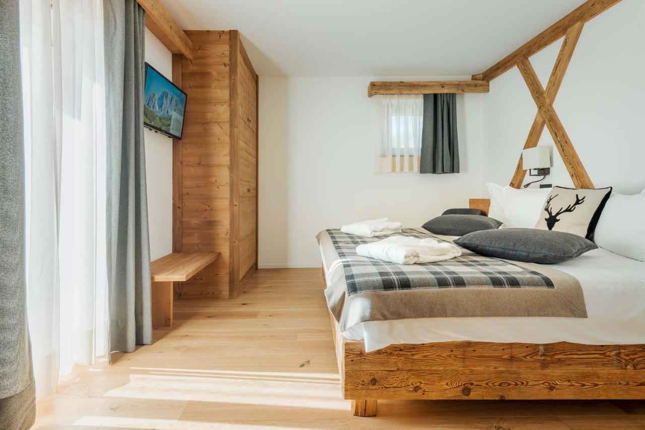 Bedroom at the Camina Suite and Spa. Book your stay at the Camina here. News of Cortina d’Ampezzo for the 2021-22 ski season.