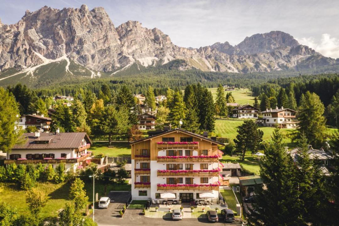 Exterior of the Hotel Camina Suites and Spa. Book your stay at the Hotel Camina here. News of Cortina d’Ampezzo for the 2021-22 ski season.
