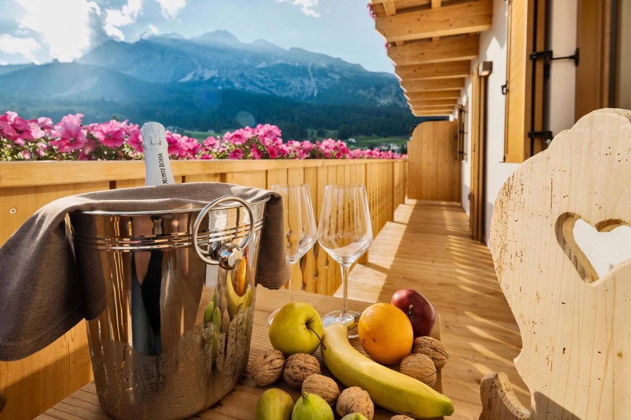 A balcony with a view at the Camina Suites and Spa. Book your stay at the Camina here. News of Cortina d’Ampezzo for the 2021-22 ski season.