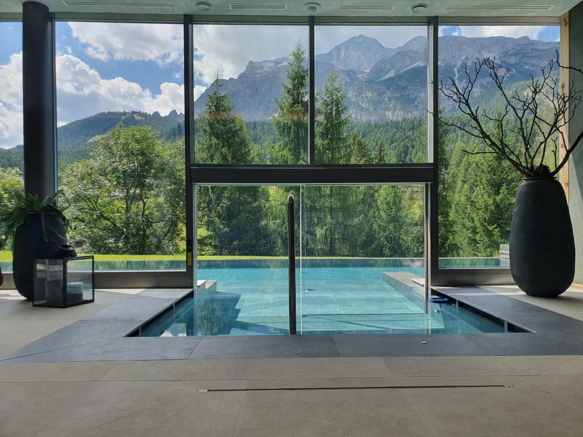 Pool at the Dolomiti Lodge Alverà. News of Cortina d’Ampezzo for the 2021-22 ski season.