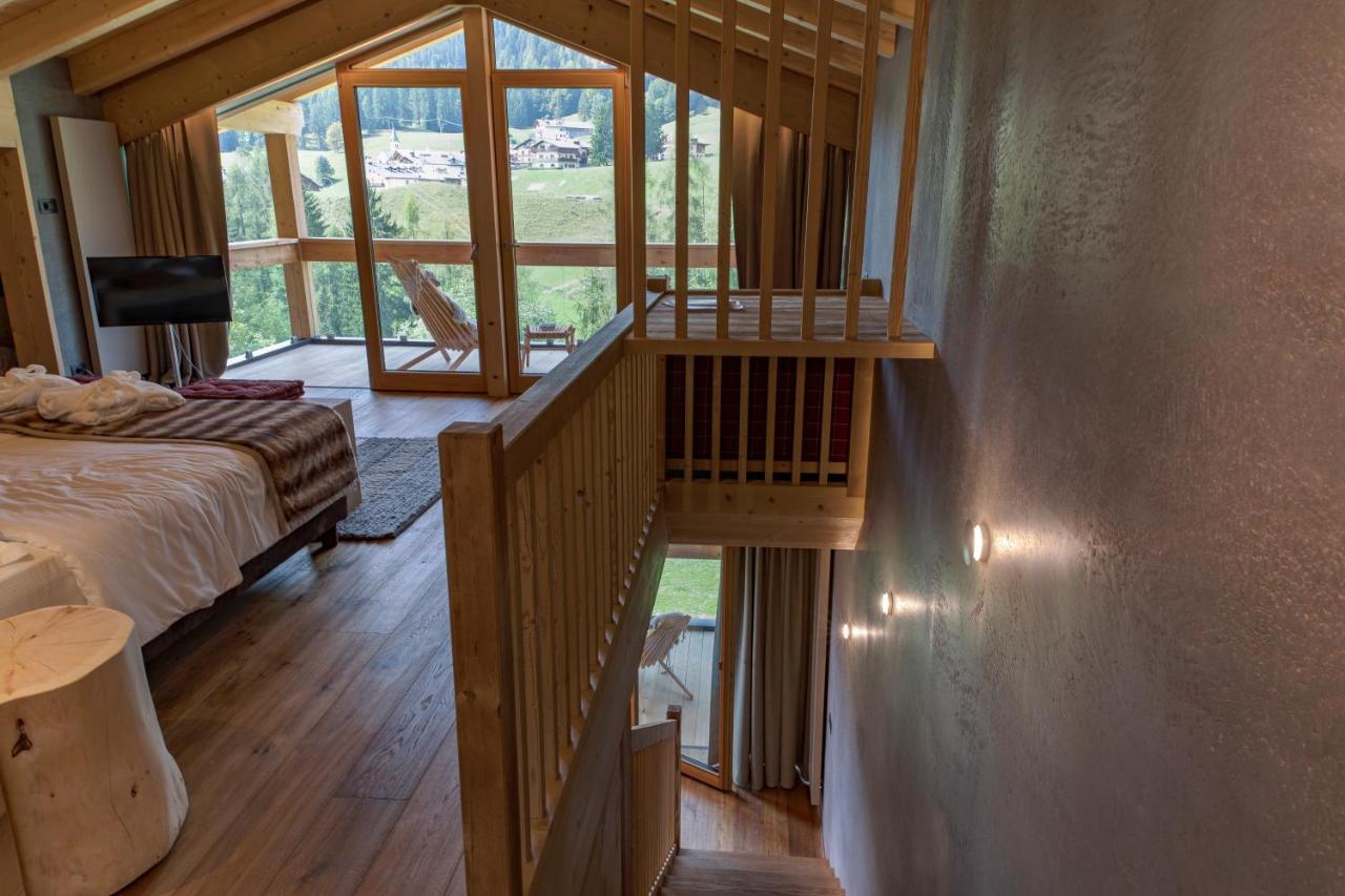 Bedroom at the Dolomiti Lodge Alverà. Book your stay at the Lodge Alverà here. News of Cortina d’Ampezzo for the 2021-22 ski season.