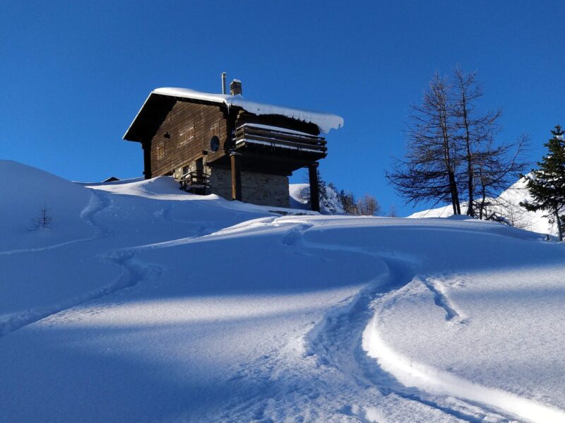 La Thuile. Photo by Dario Morandotti. Unsplash. Will the Green Pass be the new normal on the South Tyrolian and Aosta Valley lifts this coming season?