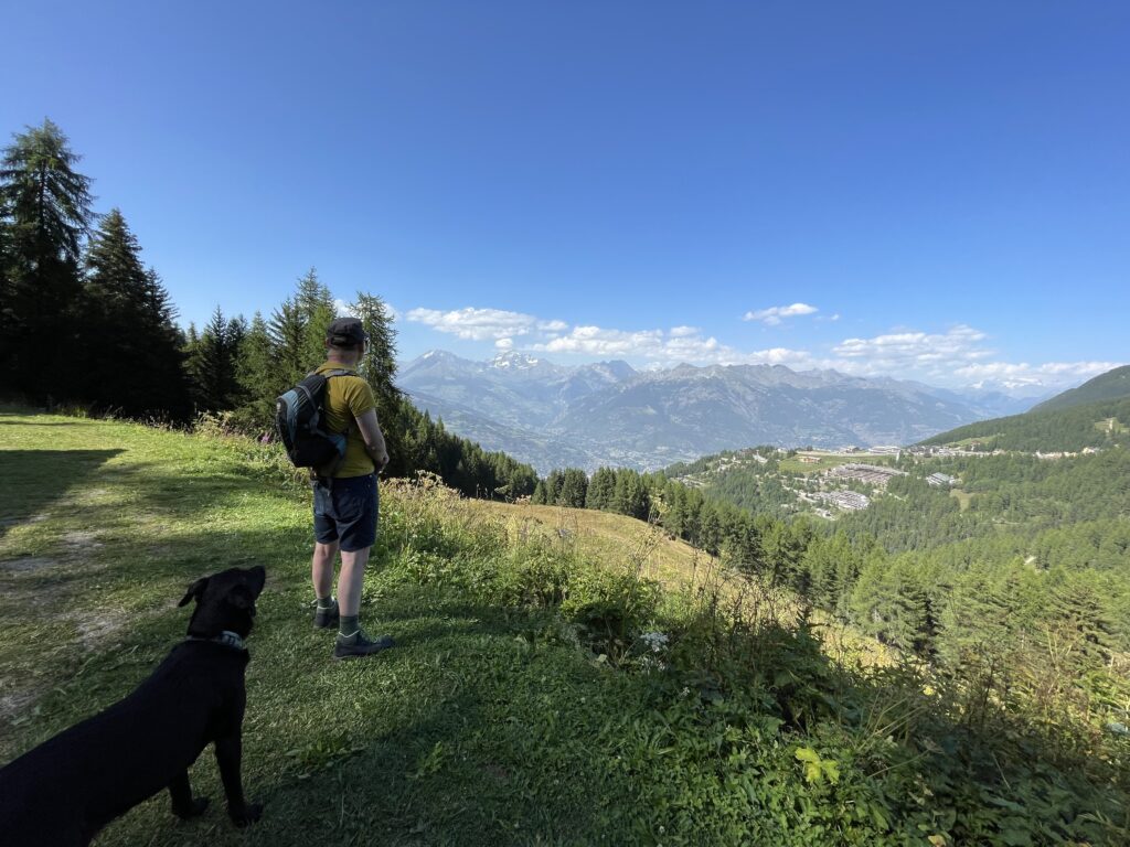 We went on a lovely walk in Pila, with great views of the mountains. Pila is a good example of grassy fields. In the winter, it does not need a big snow coverage to be operating. How Much Snow does a Mountain Need to Open its Pistes?