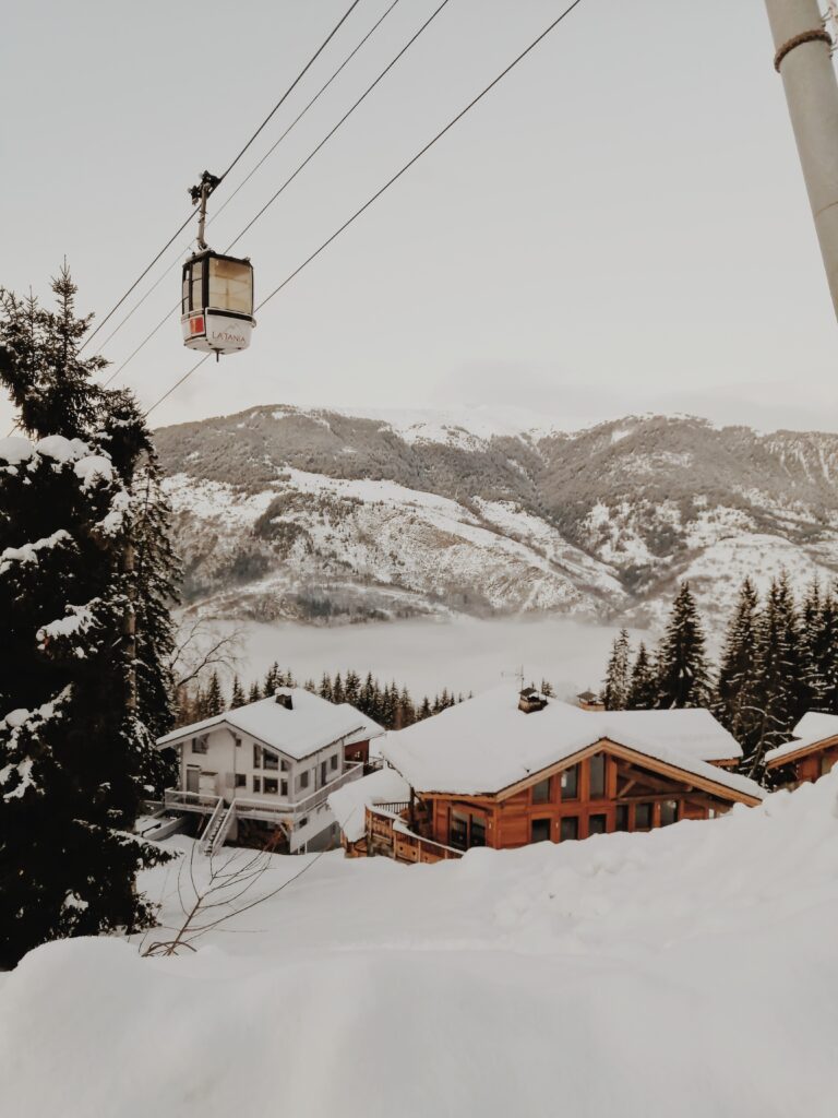 La Tania- Amy Leigh Barnard- Unsplash. Best ski resorts for a weekend trip