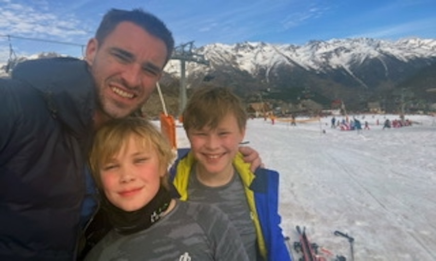 A happy family in the snow. Photo: Richard Sinclair. Sno.co.uk