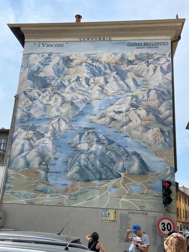 This mural is on the thin street coming back from Moltrasio towards Cernobbio, it gives you a good idea of what is located where. There I could see the Valle S. Giacomo, next to the Valley of Engadina, on the North East of the map, that is from where my family came! Photo: The-Ski-Guru
